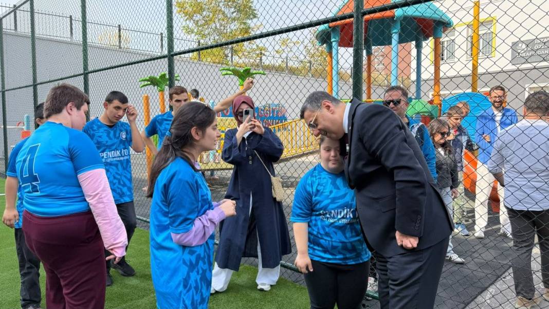 Milletvekili Serkan Bayram’dan Özel Öğrencilere Anlamlı Destek: Buğday Tanesi Halı Sahası Açıldı 8